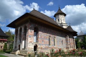 Biserica_din_incinta_Manastirii_Moldovita-1024x682-1024x682